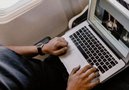 macbook bị cấm mang lên máy bay